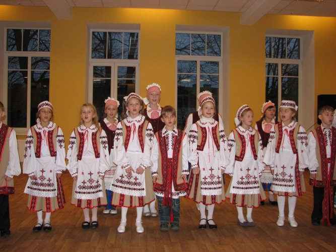 Выступают ученики Вильнюсской белорусской общеобразовательной школы им.Ф.Скорины