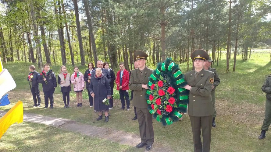 В акции "30 дней до Победы" также приняли участие учащиеся Красненской СШ, руководство Красненского исполкома, представители войсковой части 52242.