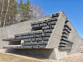 В ХАТЫНИ ПРЕДСТАВИТЕЛИ ТРАДИЦИОННЫХ КОНФЕССИЙ И НАЦИОНАЛЬНО-КУЛЬТУРНЫХ ОБЩЕСТВЕННЫХ ОБЪЕДИНЕНИЙ ВОЗЛОЖИЛИ ЦВЕТЫ К МЕМОРИАЛУ